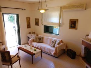 sala de estar con sofá y mesa en Villa Erato, en Palaiokastro