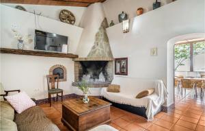 sala de estar con sofá y chimenea en Lovely Home In Prado Del Rey With House A Mountain View, en Prado del Rey