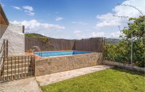 una piscina en un patio junto a una valla en Nice Home In Prado Del Rey With Kitchen en Prado del Rey