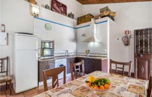 una cocina con una mesa con un bol de fruta. en Nice Home In Prado Del Rey With Kitchen en Prado del Rey