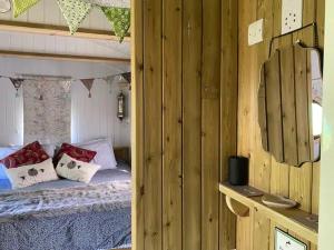 Un pat sau paturi într-o cameră la Strickland Arms