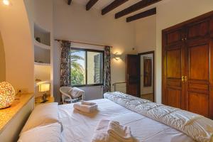 - une chambre avec un grand lit blanc et une fenêtre dans l'établissement Villa Buen Lugar, à Altea la Vieja