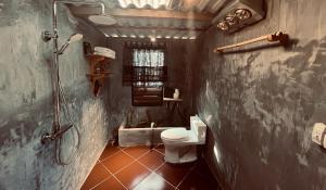W łazience znajduje się prysznic, toaleta i umywalka. w obiekcie H’nee House Ta Van w mieście Sa Pa