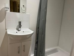 une salle de bain avec lavabo et douche dans l'établissement Preston Room Let, à Yeovil