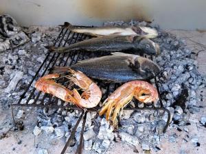 trzy krewetki i rybę na grillu w obiekcie Apartment by the sea SONJA w mieście Dugi Rat
