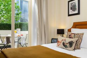 una camera con letto e un balcone con tavolo di Hotel Xenia - Autograph Collection a Londra