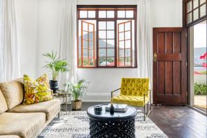 Ein Sitzbereich in der Unterkunft Secure & Central: Villa with Views of Table Mountain