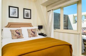 um quarto com uma cama grande e uma janela em Hotel Xenia - Autograph Collection em Londres