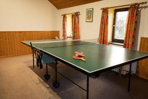 una mesa de ping pong con un par de tijeras. en Sophienmühle I Nähe Carolinensiel, en Wangerland