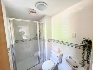 Ένα μπάνιο στο Spacious 3-Bedroom Ground Floor Flat with Free Parking in Central Location +7 φωτογραφίες
