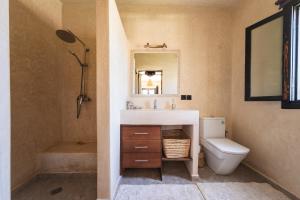 索维拉Villa Sunset - Maison entière的浴室里有洗手池、马桶和镜子。 更多16张照片