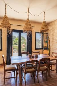 索维拉Villa Sunset - Maison entière的配有木桌椅的餐厅