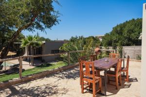 索维拉Villa Sunset - Maison entière的露台上的木桌和椅子