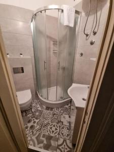 y baño con ducha, aseo y lavamanos. en Dalmatian Apartment in the City Center en Split