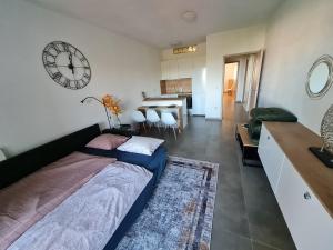 1 dormitorio con 1 cama y reloj en la pared en Holiday Park Lu-Ka, en Pakoštane