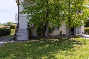 een huis met trappen en een boom in de tuin bij San Miniato in relax in Sorrezzana