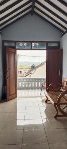 - un salon avec vue sur un balcon dans l'établissement Kelana Homestay, 