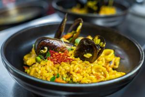 Makanan di atau di tempat lain dekat hotel
