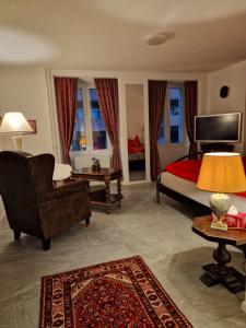 sypialnia z łóżkiem, krzesłem i kanapą w obiekcie Bastis Luxury Studios - Free Parking w Lucernie