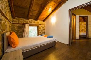 Postel nebo postele na pokoji v ubytování Petrini Spiti