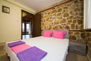 Postel nebo postele na pokoji v ubytování Petrini Spiti