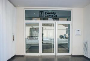 un ingresso a un edificio con porta girevole di Twenty Business Flats Nice Angely a Nizza