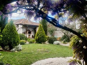 a house with a garden with a hose at Casa Jardín El Arco in Coca