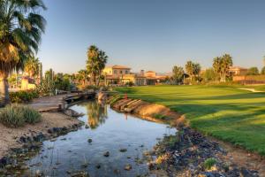 einen Golfplatz mit Palmen und einem Fluss in der Unterkunft Desert Springs Resort in Vera