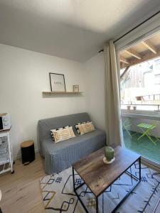 - une chambre avec un lit, une table et une fenêtre dans l'établissement Studio - 19, à Rochefort-en-Terre