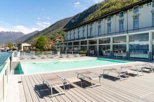 un hotel con piscina y tumbonas en Araba Fenice Hotel, en Iseo