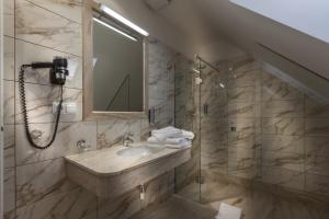 Koupelna v ubytování Little King Hotel U Malvaze