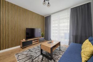 TV in/ali zabaviščno središče v nastanitvi Apartment with 2 Bedrooms & Parking Wrocław by Renters