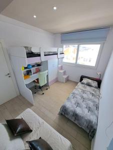 een slaapkamer met een stapelbed en een bureau bij ANTALYA DubleX in Antalya