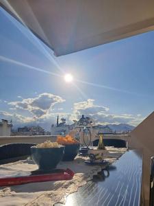 een tafel met twee kommen eten op een balkon bij ANTALYA DubleX in Antalya