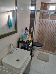 een badkamer met een wastafel, een douche en een toilet bij ANTALYA DubleX in Antalya