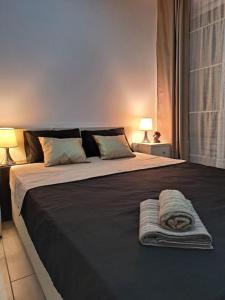 een slaapkamer met een groot bed en handdoeken bij ANTALYA DubleX in Antalya