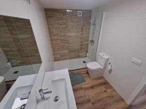 Kúpeľňa v ubytovaní BAIONA PLAYA + 16 fotografií