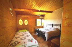 カンパニャーノ・ディ・ローマにあるNight in the Wood Sorboの木造キャビン内のベッド1台が備わるベッドルーム1室を利用します。