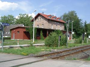 un edificio al lado de una estación de tren en Gästehaus am Brombachsee, en Pfofeld