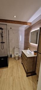 Vieux Nice a 2min de la mer في نيس: حمام مع مرحاض ومغسلة ومرآة