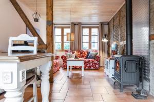 uma sala de estar com lareira e fogão em Kamin-Haus-Nr-2-mit-Sauna-in-Burg em Fehmarn