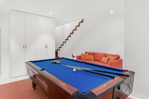 Habitación con mesa de billar y sofá en KARAT Villa Zambrano - INCLUDES GOLF CART and DAILY MAID SERVICE, en Guía de Isora