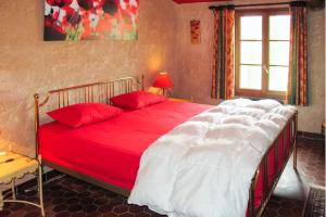 duże łóżko z czerwonymi poduszkami w sypialni w obiekcie Villa de charme à Saint-Maime avec piscine privée w mieście Saint-Maime +37 zdjęć
