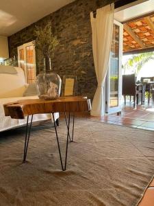 un tavolo con una ciotola di vetro sopra in un soggiorno di Secluded cottage w pool, oceanside view, 3BR, 3BA a Ponta do Sol