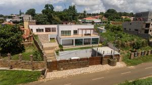 una casa al lado de una carretera en Holiday Home in São Tomé, en São Tomé