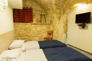 Voodi või voodid majutusasutuse Al-Hakim Boutique Hotel Old Town Nazareth toas