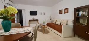 Televízia a/alebo spoločenská miestnosť v ubytovaní Traditional Olive House + 20 fotografií