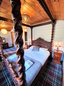 a bedroom with a large bed with a wooden ceiling at Magpie 2 Hot Tub HuntersMoon-Warminster-Longleat-Wiltshire in Warminster