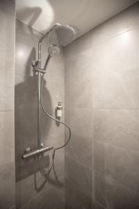 eine Dusche im Bad mit Duschkopf in der Unterkunft La balançoire - Résidence Hestia in Saint-Étienne