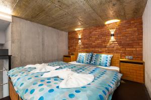 Postel nebo postele na pokoji v ubytování Industrial-style 2BD Loft with Parking Spot by Flat Mаnager